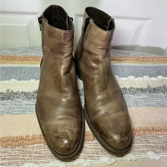 Magnanni Leather Chelsea Boots